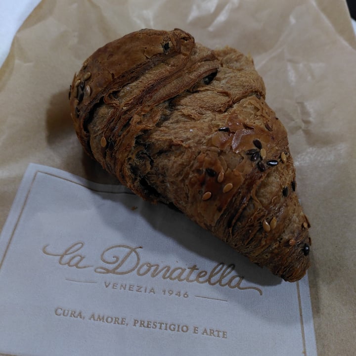 photo of la Donatella croissant multicereales shared by @walkabout-veg on  26 Oct 2022 - review