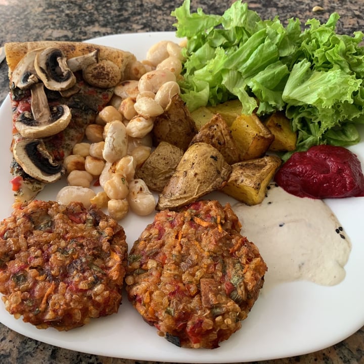 photo of Quiero Verde Pizza Vegana De Hongos + Croquetas De Verdura Arroz Y Tofu Con Ensalada Y Garbanzos shared by @brunoguntern on  12 Jan 2021 - review