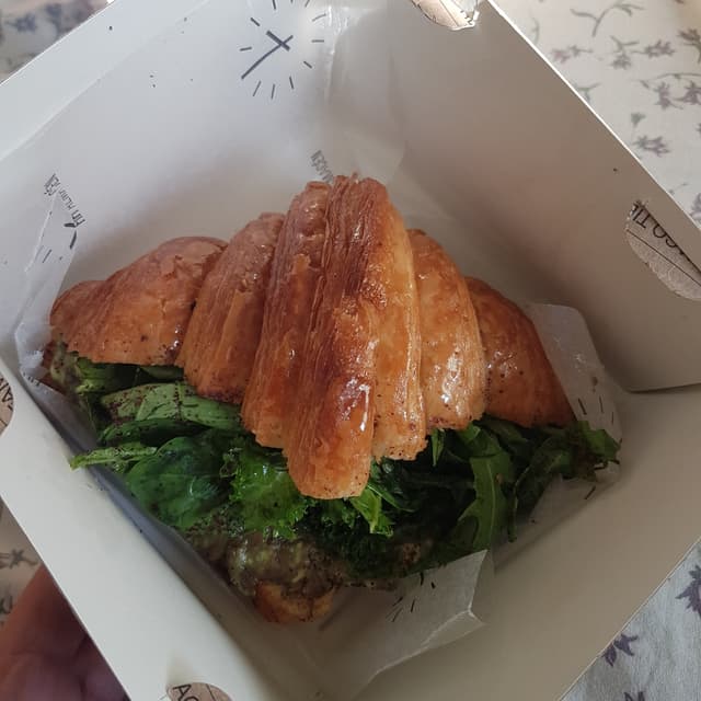 Foto do prato “Croissant Relleno Con Palta”