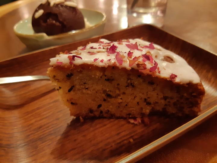 review photo of Well Dressed Salad Bar French vanilla rose cake shared by @thescientificchef on 12 Jun 2018 - review
