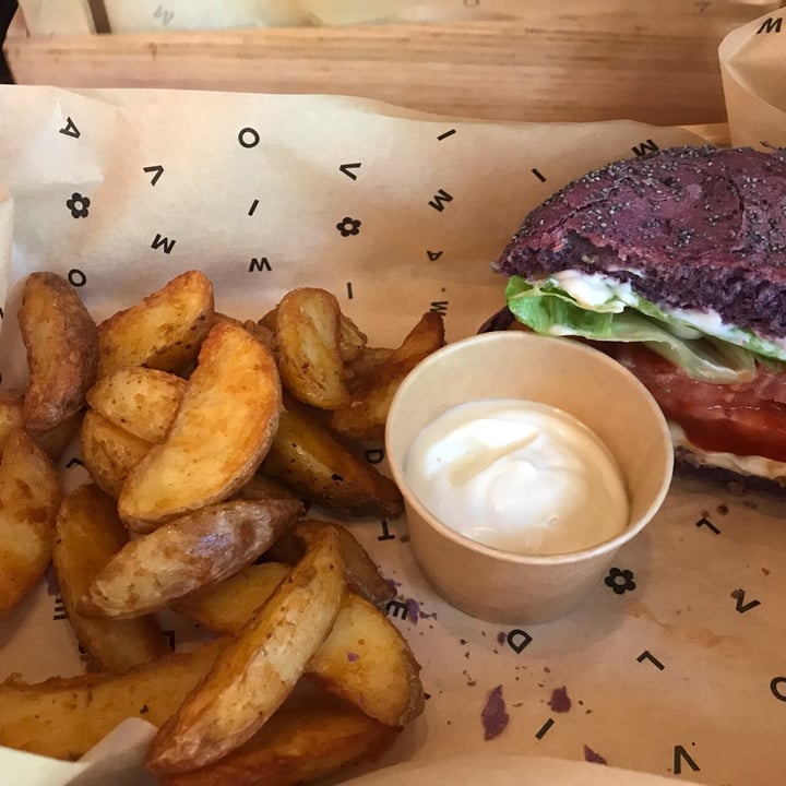 photo of Flower Burger Funky Cecio Vegan Burger shared by @yleniavita on  28 Apr 2022 - review