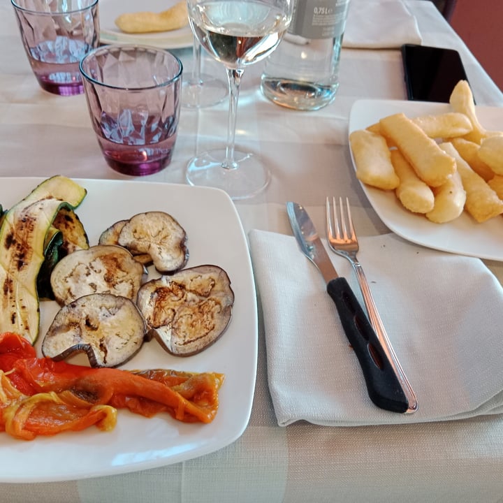 photo of Ristorante King Rose Chiacchere Con Verdure Grigliate shared by @francescaglad7 on  26 Mar 2022 - review
