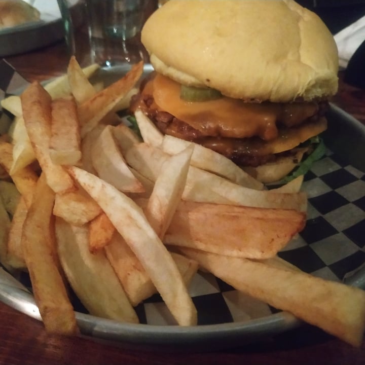 photo of Un Amor De Vegano hamburguesa tipo big mac shared by @beiaene on  16 Oct 2022 - review