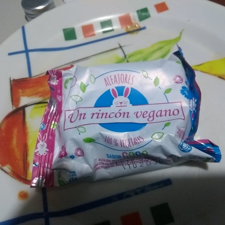 photo of Un Rincón Vegano alfajor de coco con mousse dulce de leche shared by @noefracchia on  13 Jun 2022 - review