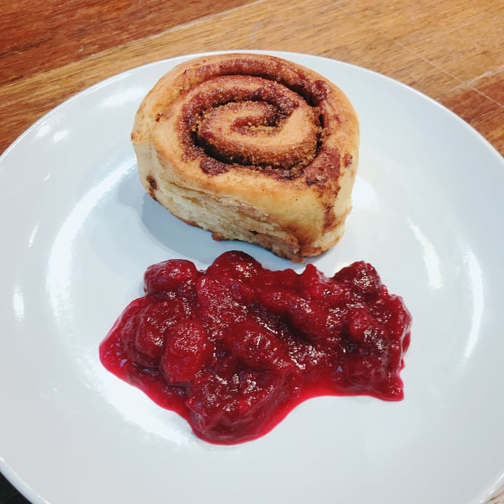 photo of Sparestore 士啤士多 Cinnamon Roll with Cranberry Sauce shared by @kaylabear on  14 Jan 2018 - review