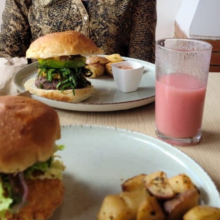 review photo of Restaurante Vegano Cardamomo Hamburguesa Mexicana shared by @mmantimanti on 12 Dec 2021 - review