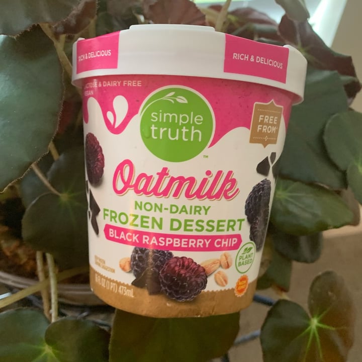photo of Simple Truth Oatmilk Non-dairy Frozen Dessert (Blackraspberry Chip) shared by @unejanie on  19 May 2022 - review