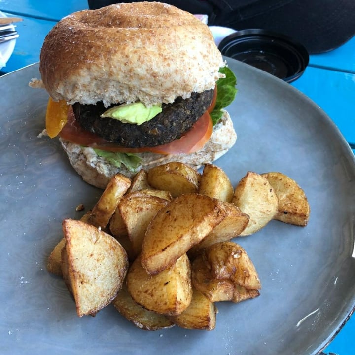review photo of Li-o-La Madison Black Bean Burger shared by @hennievd on 20 Sep 2020 - review