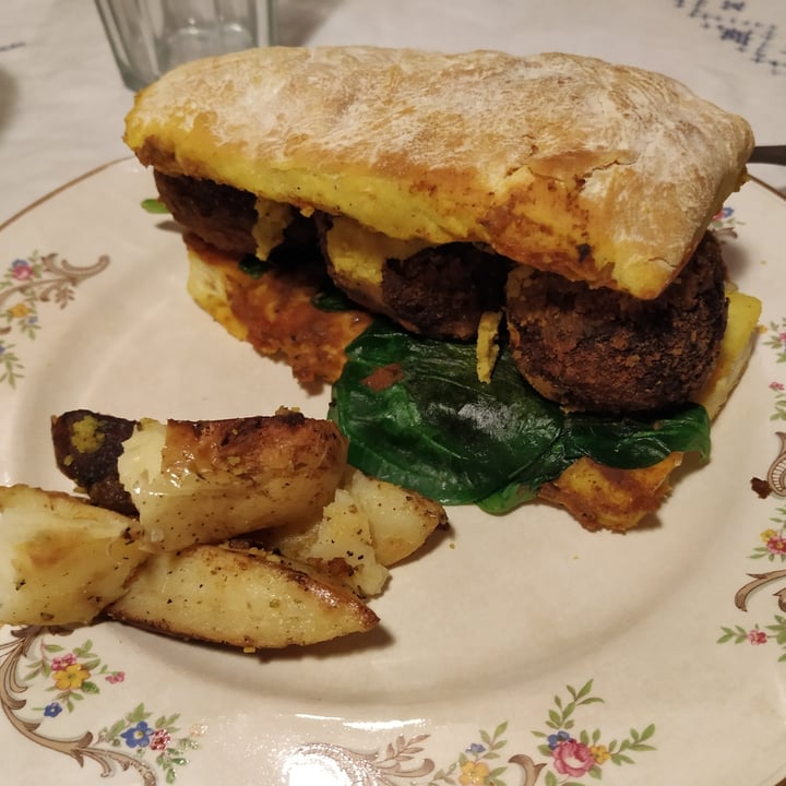 photo of Artemisia Sandwich de albóndigas shared by @tadegrimberg on  11 Jul 2020 - review