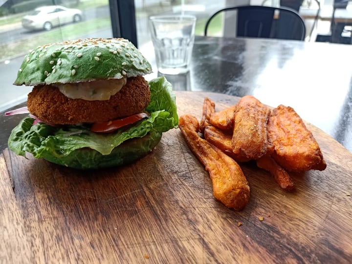 photo of Lisica Cafe Falafel burger shared by @eatyourgreens on  17 Apr 2020 - review