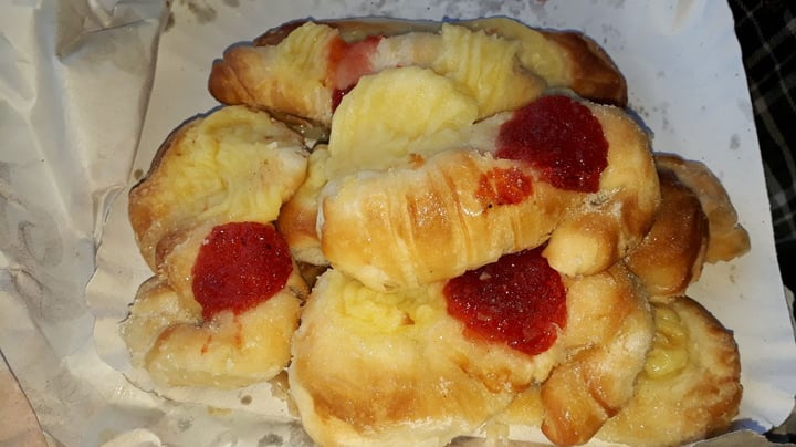 photo of Panaderia Sweet Facturas Con Crema Pastelera Y Membrillo shared by @xcuasidelictualx on  08 Oct 2019 - review