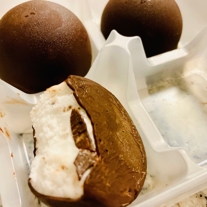 photo of Trader Joe's Vegan Cookies & Cream Vanilla Bean Bon Bons shared by @even on  08 Jul 2022 - review