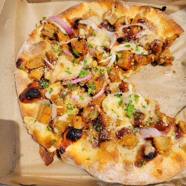 photo of Three Girls Vegan Creamery BBQ "Chicken" Apizza shared by @pigsareawesome on  15 May 2022 - review