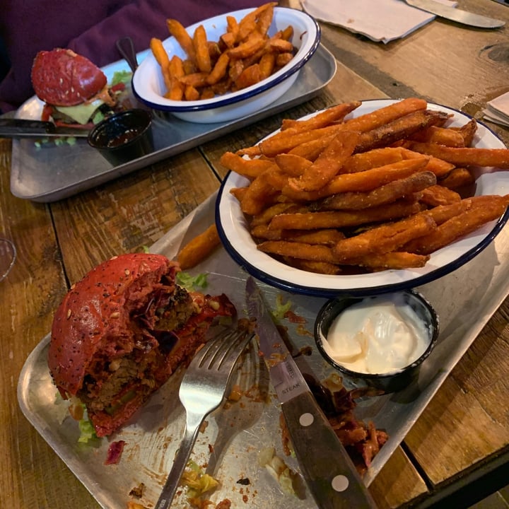photo of Brewdog Reading Beyond meat burger shared by @leahzoenapier on  08 Sep 2020 - review