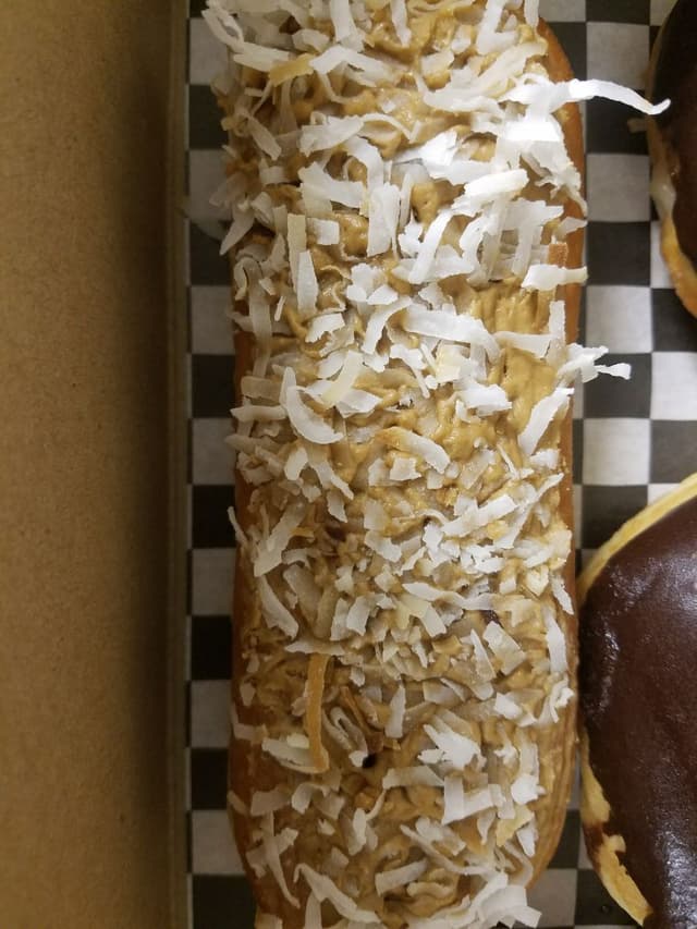 菜肴“Vegan Maple Frosted long John”的照片