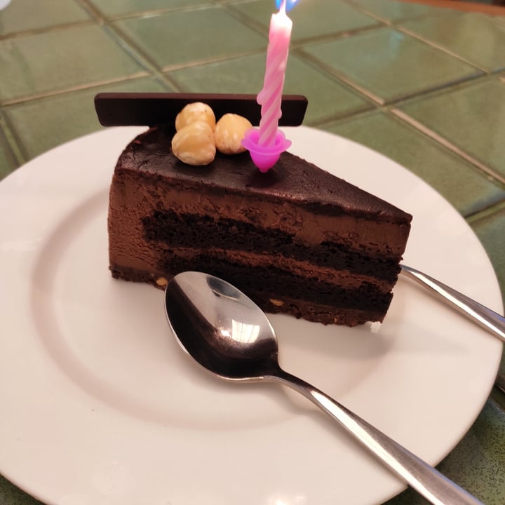 photo of Privé Tiong Bahru Hazelnut Praline Cake shared by @juzm0i on  08 Jul 2020 - review