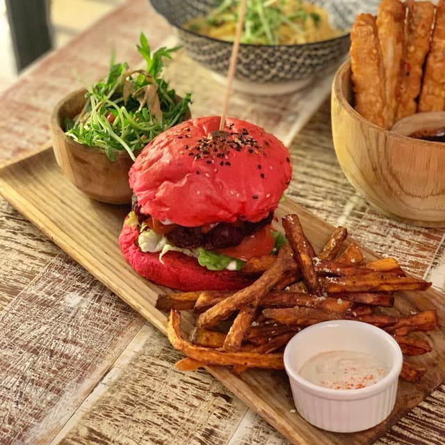 Photo of the dish “Pink Bombshell Burger”