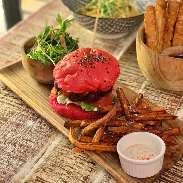 photo of The Hungry Tapir Pink Bombshell Burger shared by @princessmiharu on  27 Sep 2020 - review