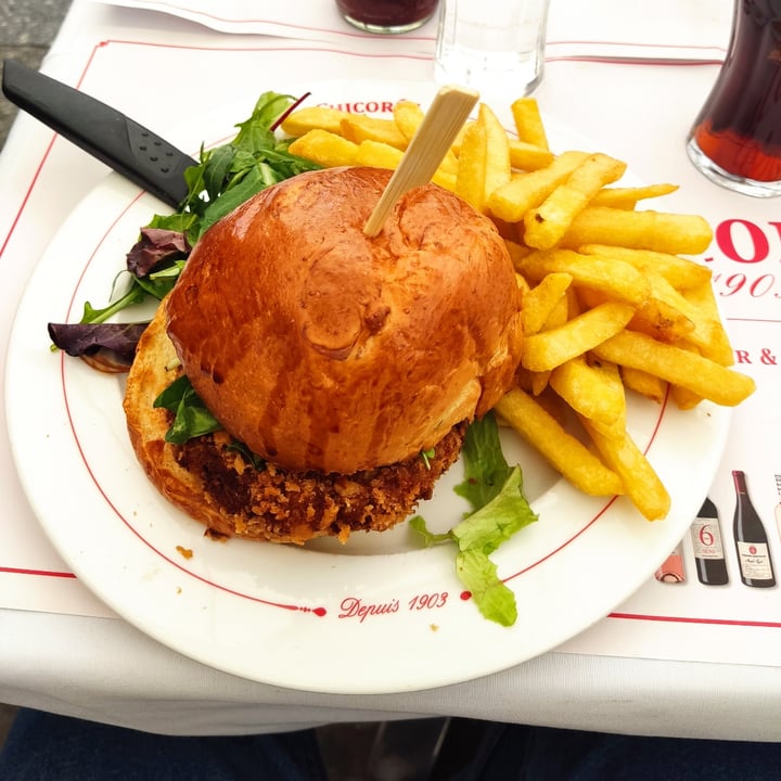 photo of Brasserie La Chicorée Végé Burger (VEGETARIANA,  POSIBLE VEGANA) shared by @tarzampson on  12 Jun 2022 - review