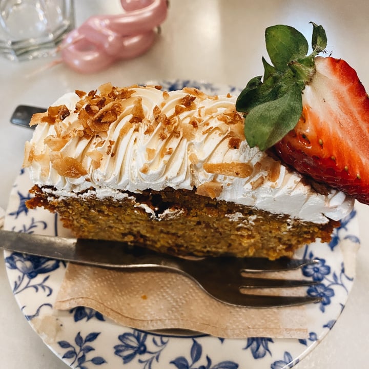 photo of Mama Carmen´s Carrot Cake shared by @theveganavocadito on  12 Apr 2022 - review
