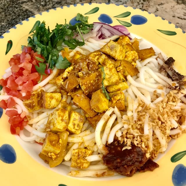 菜肴“Tofu Noodle Salad (Nangyi Thoke)”的照片