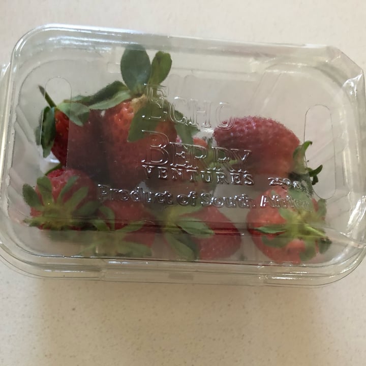 photo of Food Lover’s Market Strawberries shared by @saveg on  25 Aug 2022 - review