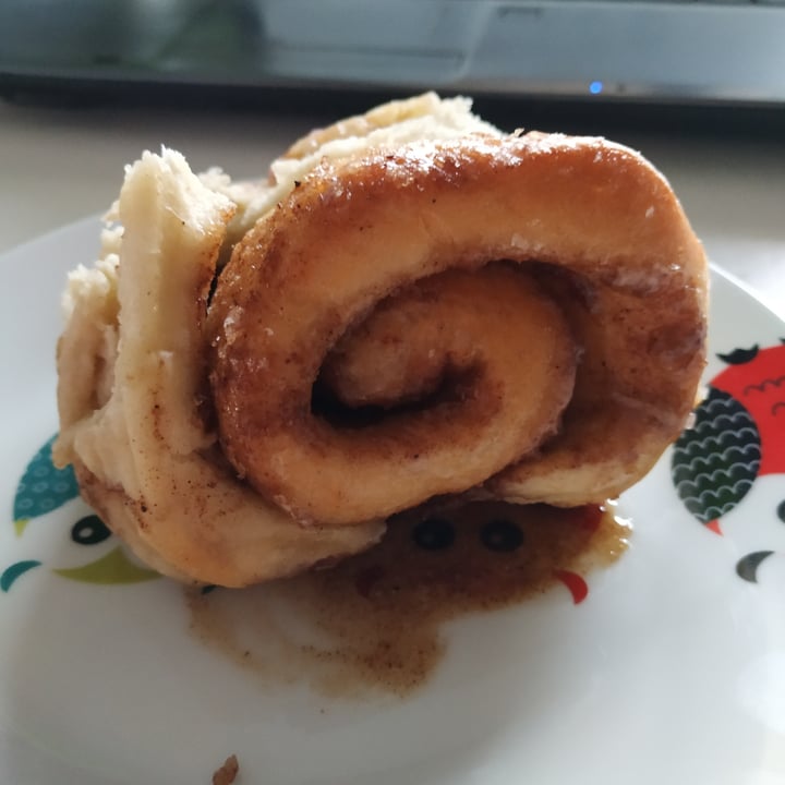 photo of Delish Vegan Doughnuts Cinnamon roll shared by @runa on  18 Sep 2020 - review