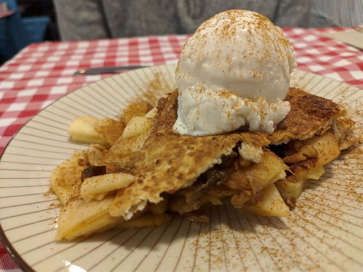 photo of Distrito Vegano Tarta de manzana con helado shared by @brookebrooke on  25 Jan 2020 - review