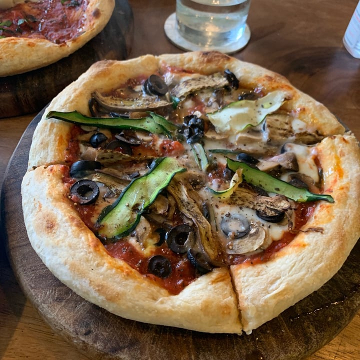 photo of Amami Canggu 4 staggioni pizza shared by @heruvimdi on  22 Apr 2022 - review