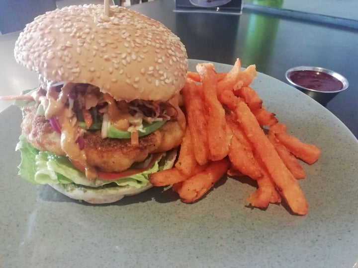 review photo of Bamboo Plant Power - Plant Based Vegan Restaurant Crispy Cauliflower burger shared by @kwaaimaraai on 03 Jan 2020 - review