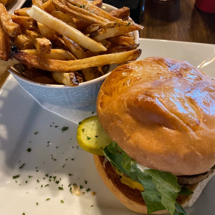 photo of The Waterfront River Pub and Terrace Veggie Burger shared by @kimleescatlady on  15 Jun 2022 - review