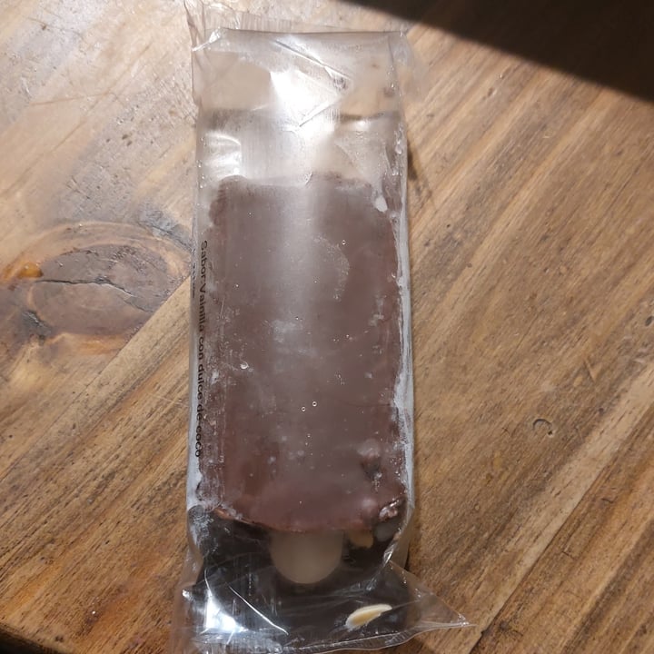 photo of Haulani Paleta de Vainilla Con Cobertura De Chocolate Y Corazón De Dulce De Coco shared by @mikaeladinuto on  21 Feb 2022 - review