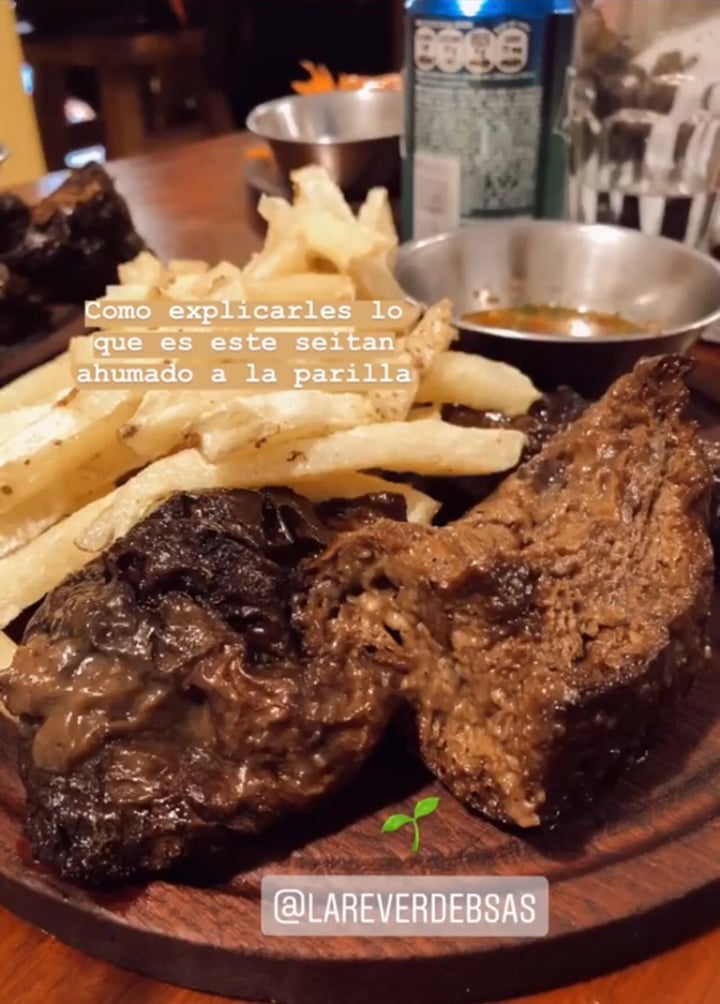 photo of La Reverde Parrillita Vegana Seitán ahumado con Papas Fritas shared by @rominanotero on  02 Aug 2019 - review
