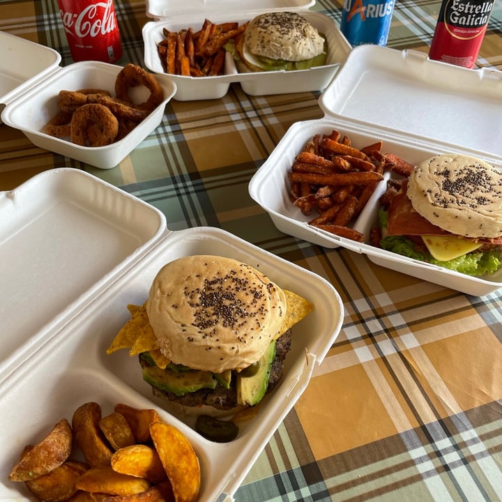 photo of Veggie Burger Hamburguesa de alubias y jalapeños con pesto shared by @vegetalesalrescate on  13 Apr 2021 - review