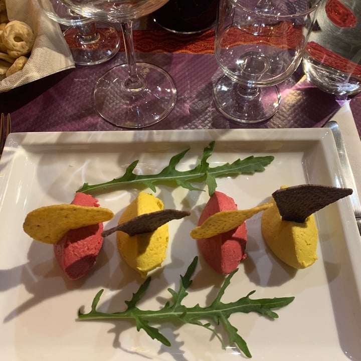 photo of Clorofilla Hummus di ceci alla curcuma e rapa rossa shared by @antonellamanf on  16 May 2022 - review