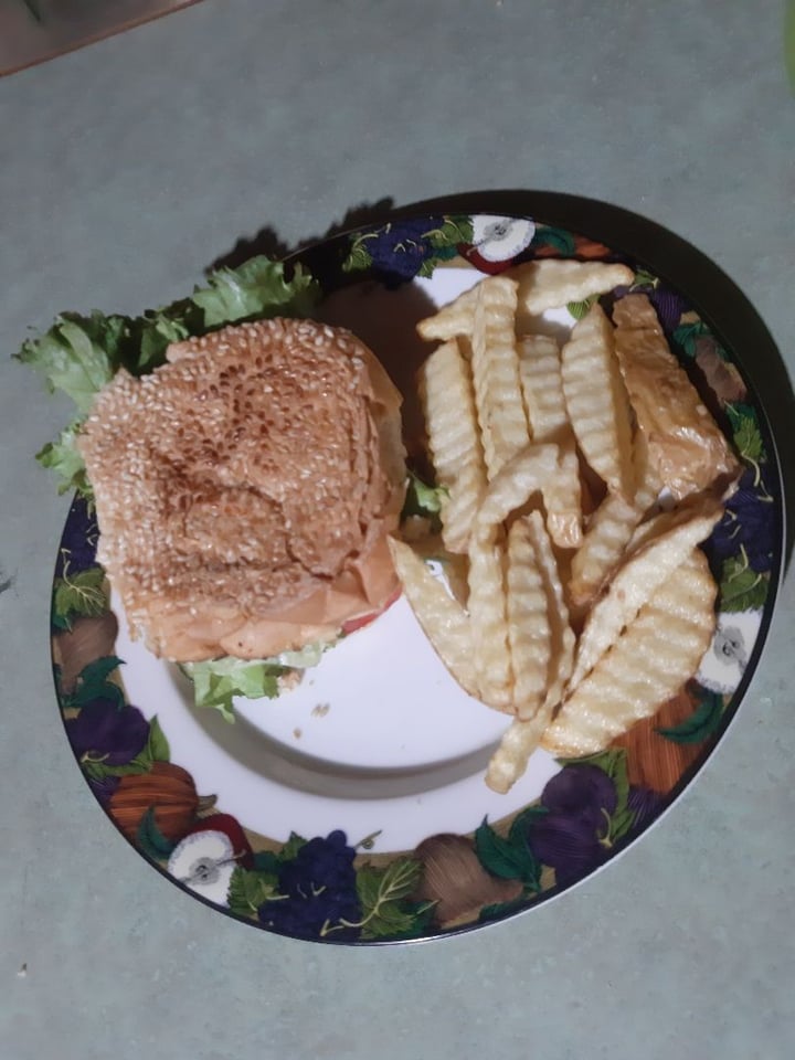 photo of Cafetería Vegana Les Gords Hamburguesa con papas shared by @dafnemoli on  05 Apr 2020 - review