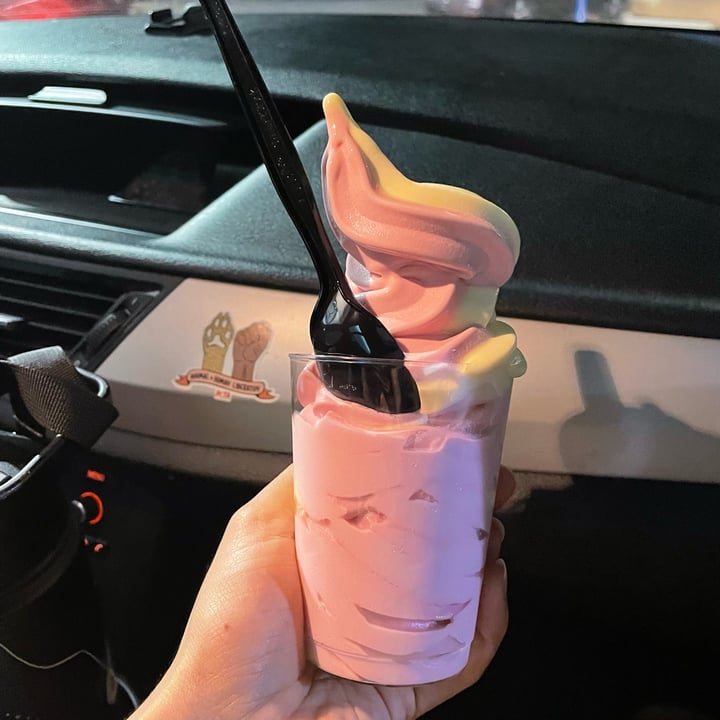 review photo of Hawaiian Bros Island Grill Dole Whip Tropical and Strawberry Mixed Swirl shared by @vivalaviolet on 18 Jul 2022 - review