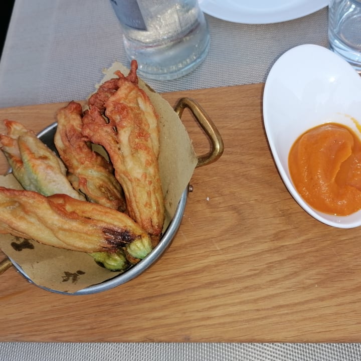 photo of Essenza Love Natural Food Fiori di zucca con hummus di carote shared by @frafrifra96 on  22 Jul 2022 - review
