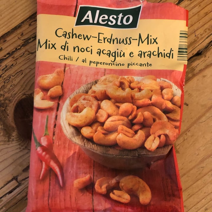 photo of Alesto Mix di noci acagiù e arachidi chili/al peperoncino piccante shared by @elenaerossini on  13 Apr 2022 - review