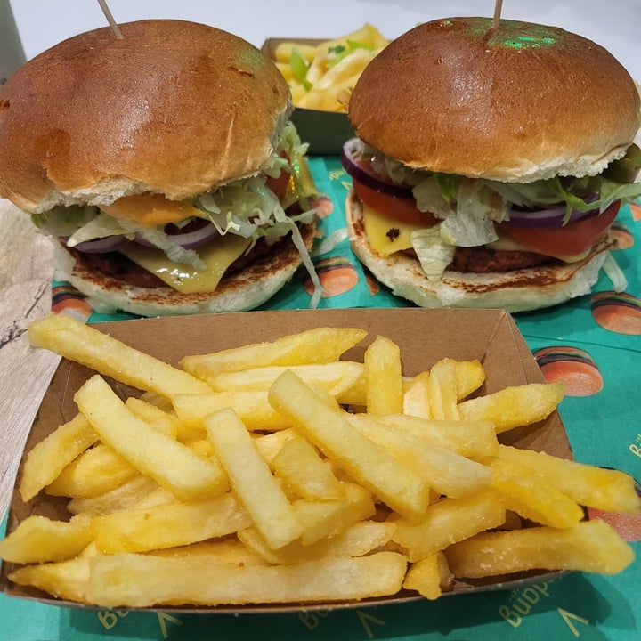review photo of Vedang - ☘️plant burger☘️ (Köln) Chili Burger with Pommes shared by @vegahanimo on 11 Dec 2022 - review