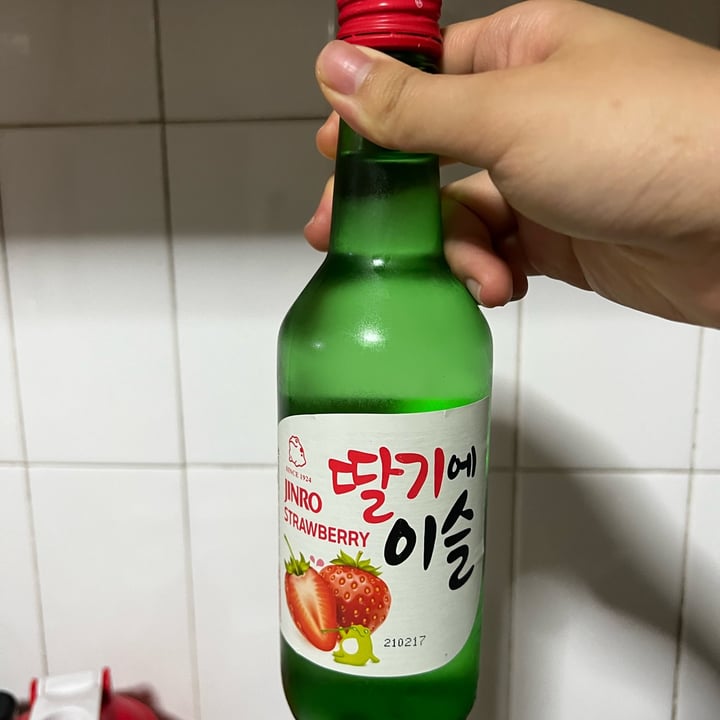 photo of Jinro Strawberry Soju shared by @consciouscookieee on  29 Dec 2021 - review