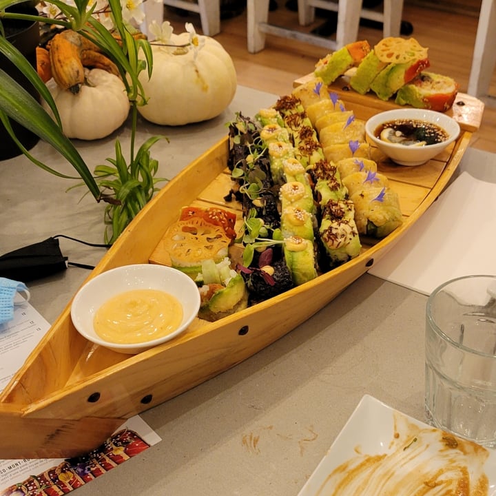 photo of Ohana Sushi Vegan Plateau Assortis 30 Mcx shared by @calistasavasta on  31 Oct 2021 - review