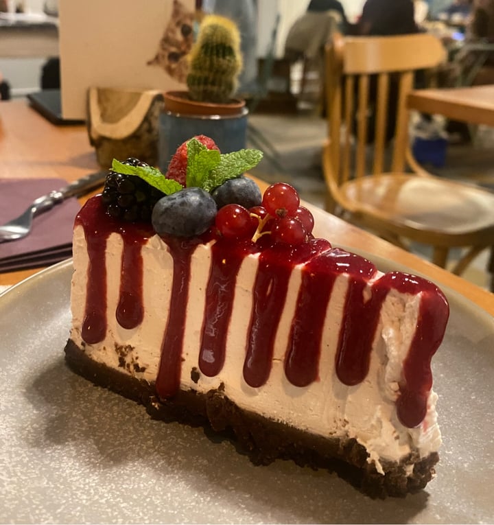 photo of Romeow Cat Bistrot White Cake shared by @flamasflames on  14 Nov 2022 - review