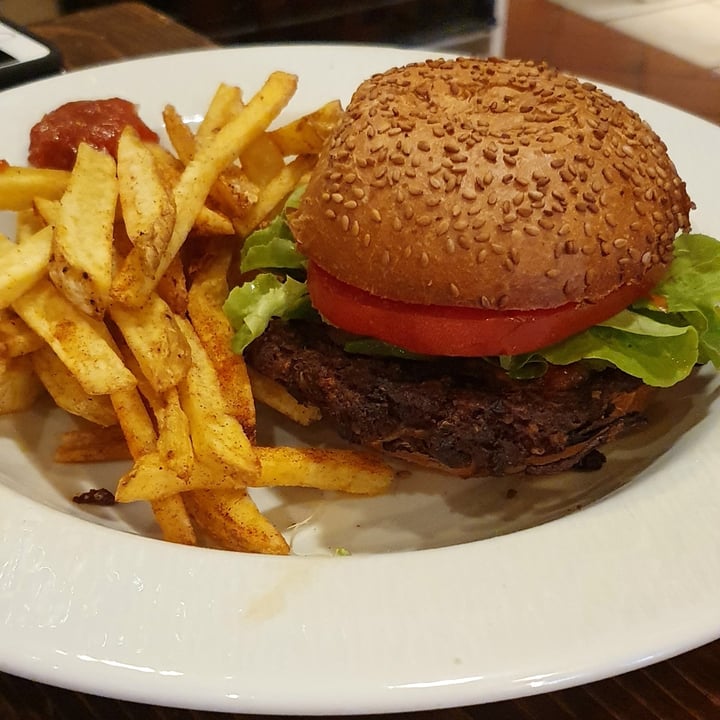 photo of Toutes les Couleurs Vegan Burger With French Fries shared by @clairejo on  11 Sep 2021 - review