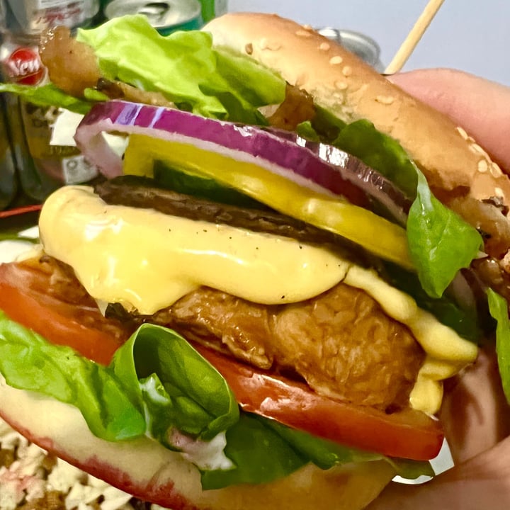 review photo of Linda McCartney's 2 Vegetarian Pulled Pork 1/4lb Burgers shared by @sunporklegogay on 10 Oct 2021 - review
