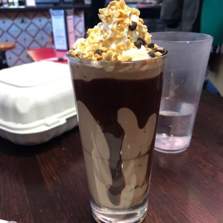 photo of Chicago Diner Peanut Butter Chocolate Shake shared by @allhess on  06 May 2020 - review