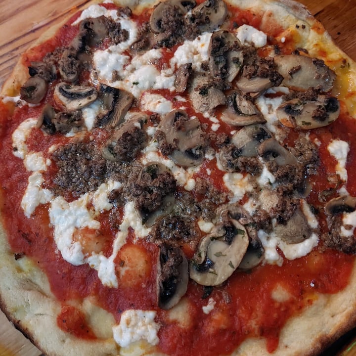 photo of La Galla Tasca Vegana pizza tartufo shared by @saravelif on  01 Nov 2022 - review