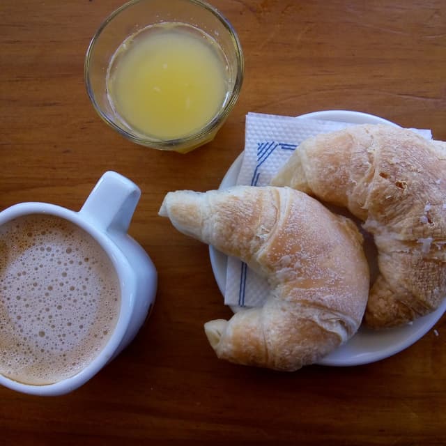 「Café + Medialunas + Jugo Exprimido」の料理の写真