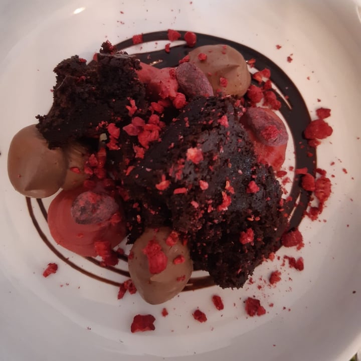 photo of Sesamo Nero Brownie con salsa al lampone e cioccolato shared by @veggiemoon on  19 Mar 2022 - review