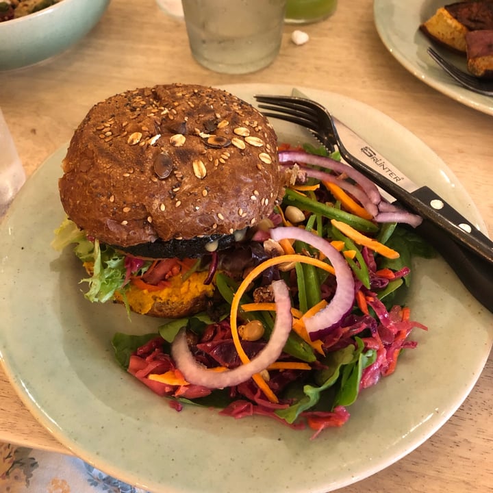 photo of Lexi's Healthy Eatery Charcoal Burger shared by @zsuz on  09 Feb 2022 - review